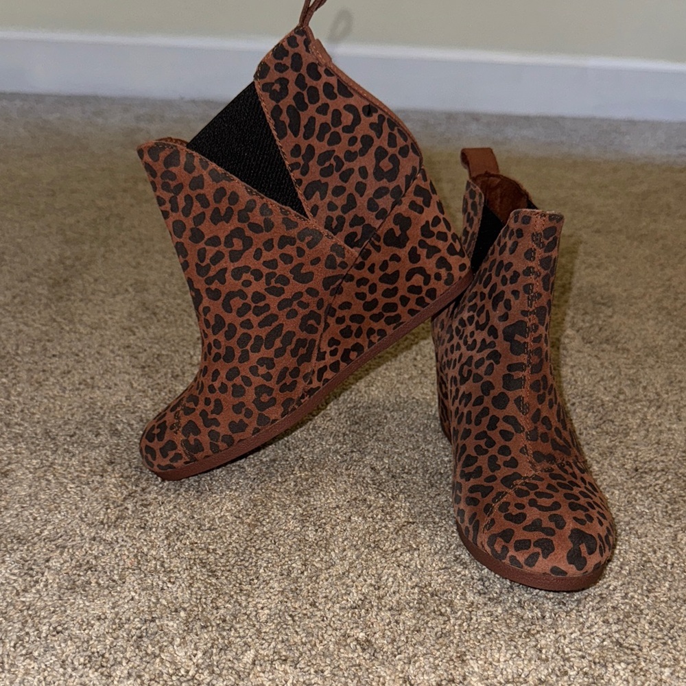 Toms Brown Leopard Ankle Booties Sz 9